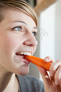 吃胡萝卜的女人图片