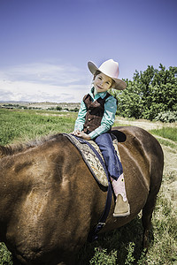 牛仔女孩骑马图片