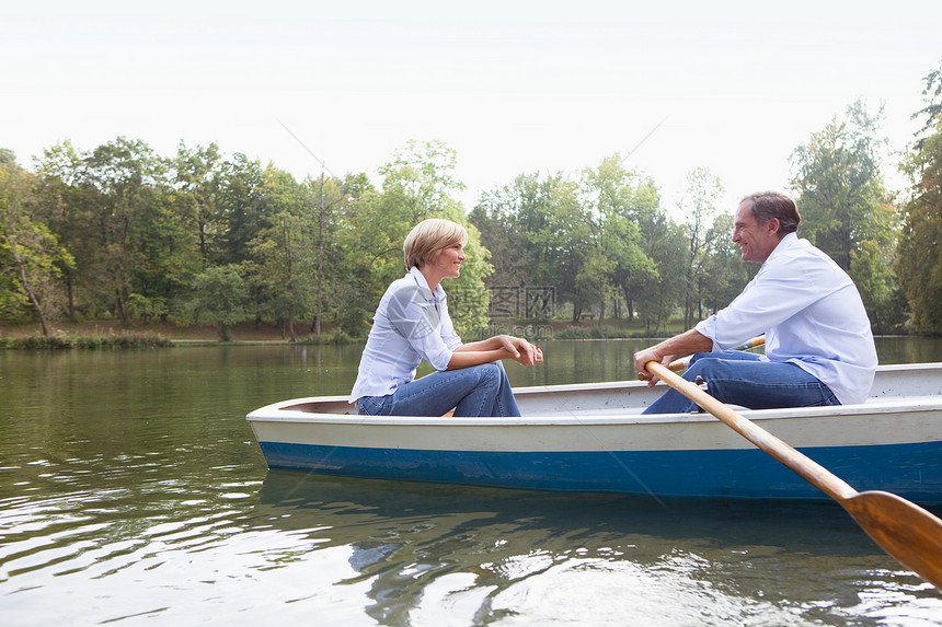 坐划艇的中年夫妇图片