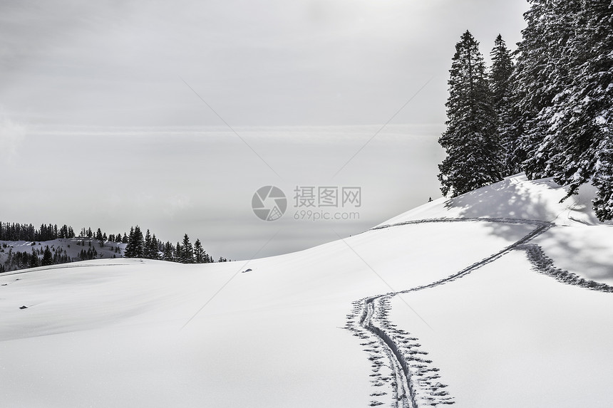 德国斯皮津西雪山上的铁轨视图图片
