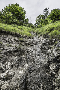陡峭岩石山坡的低角度视图图片