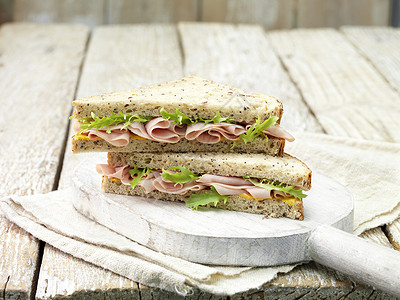 薄型火腿芥末和沙拉叶三明治配切片面包高清图片