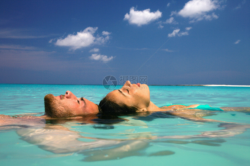 漂浮在热带海洋的一对夫妇图片