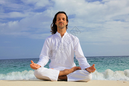 禅瑜伽在热带海滩上冥想的人背景