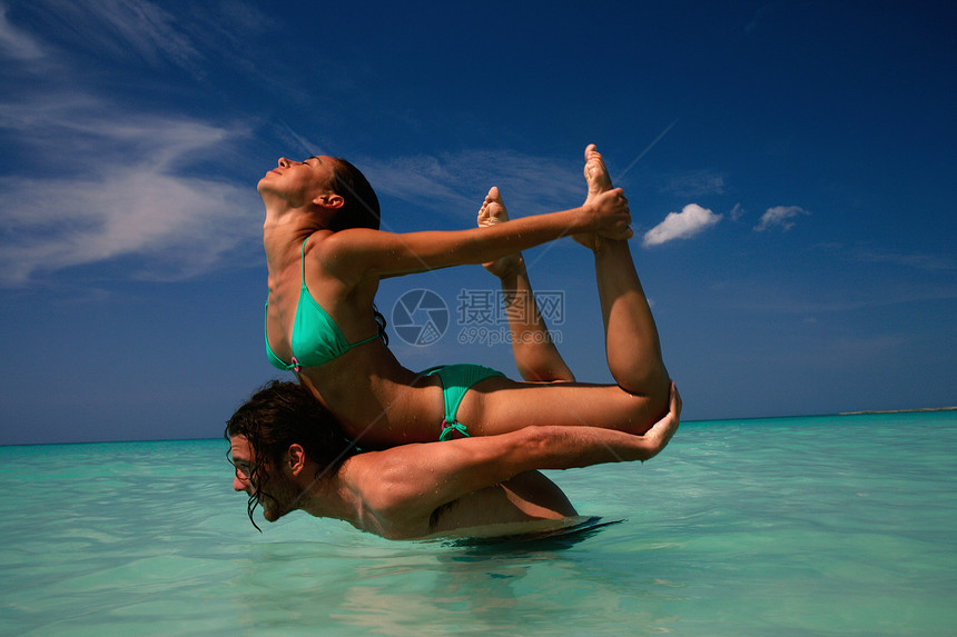 夫妻俩在热带水中练习瑜伽图片
