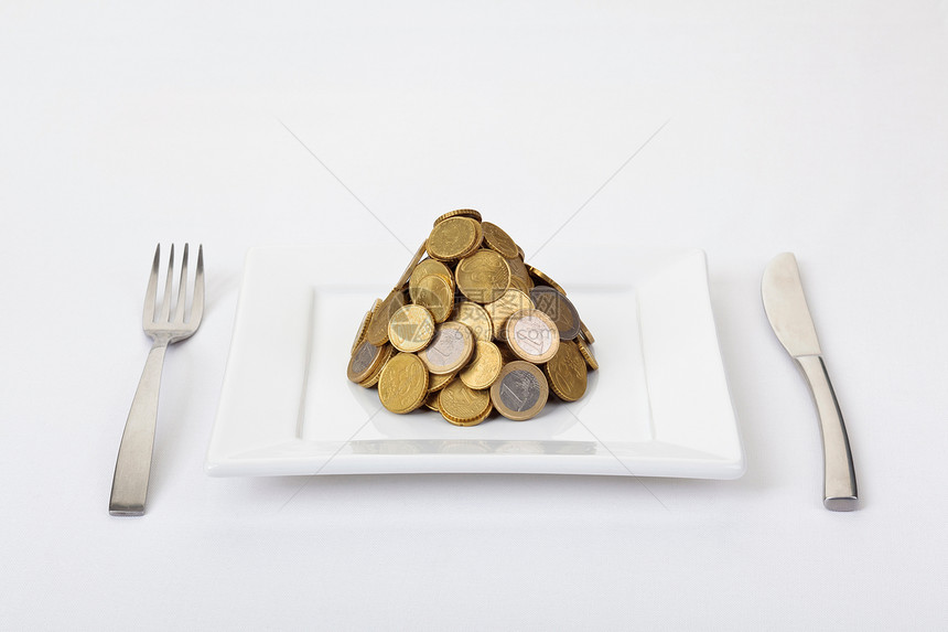 餐盘上的一堆欧元硬币图片