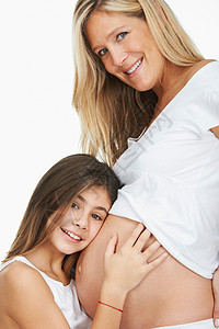 抱着怀孕母亲的女孩图片