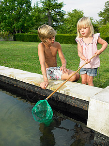 孩子们在池塘里钓鱼图片