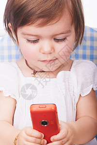 玩手机的小女孩图片