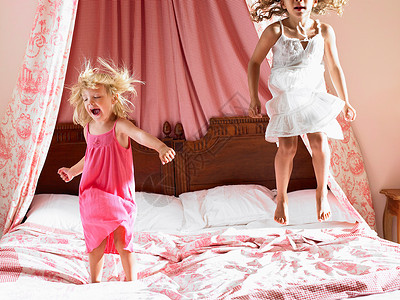 女孩们在床上跳图片