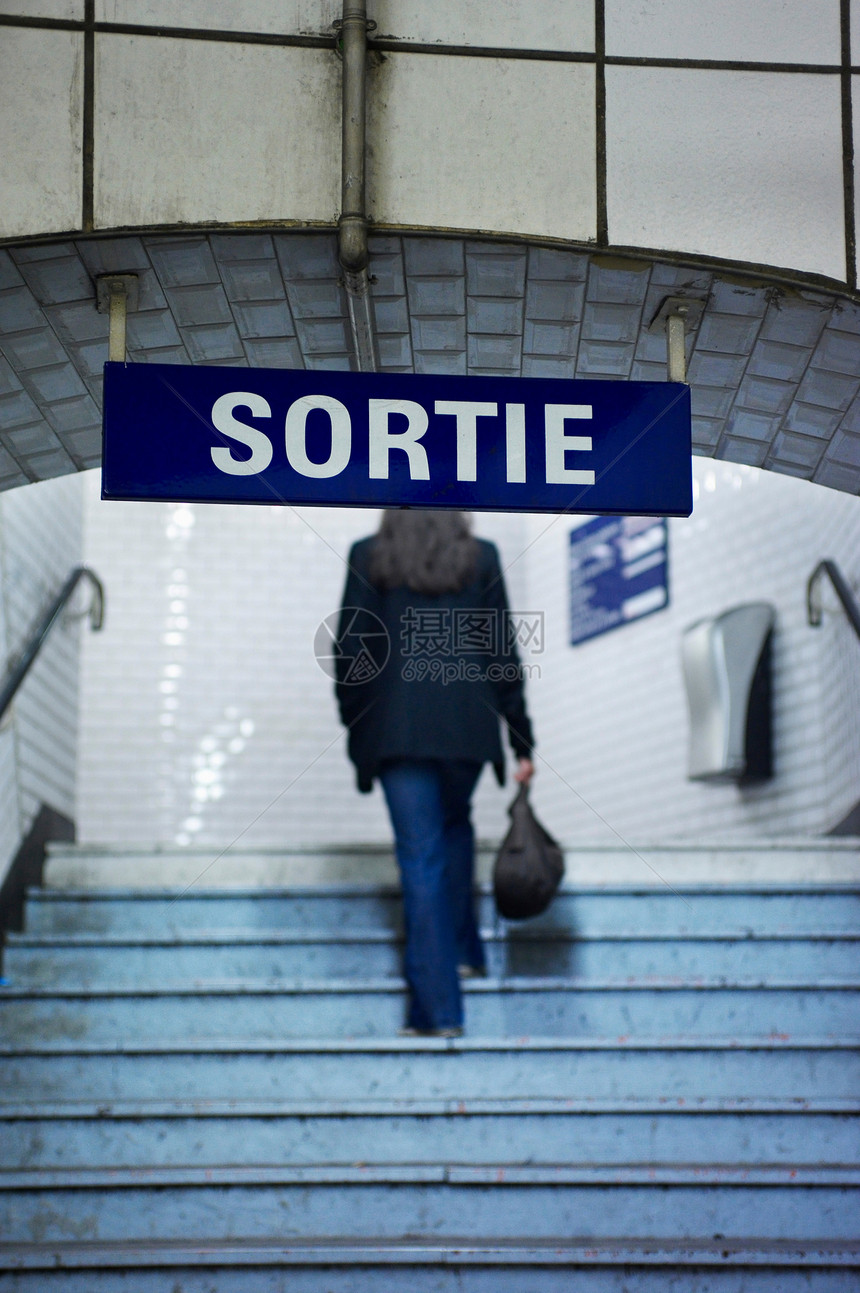 女人爬火车站楼梯图片