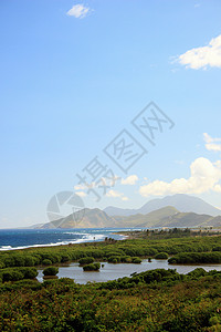 加勒比海圣基茨岛海岸和远处山脉的俯视图图片