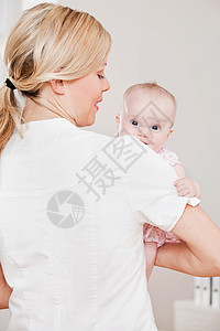 抱着婴儿的护士图片