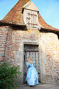 童话小公主小礼拜堂旁的公主女孩背景