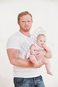 男人抱着孩子，看起来很暴躁图片