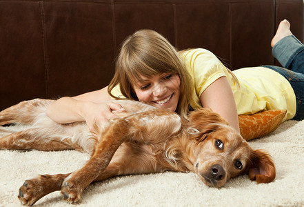 抱着狗的年轻女子图片