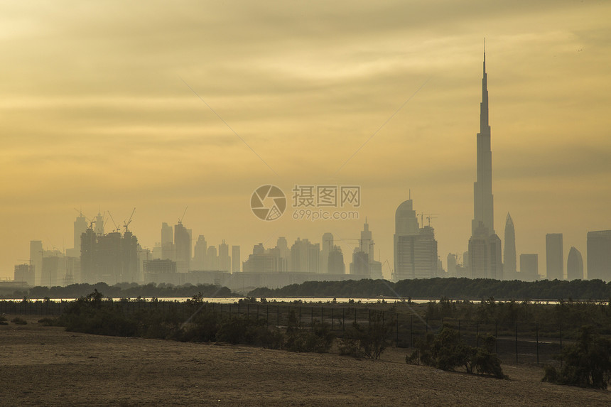 迪拜黎明时分的哈利法和城市天际线景观图片
