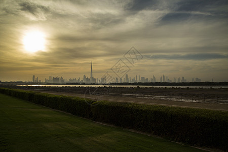 迪拜黎明时分的哈利法和城市天际线的远视图背景图片