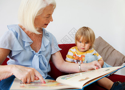 奶奶给孙子看书图片