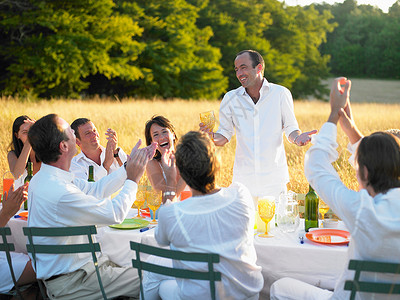 葡萄酒中年人傍晚一群人在吃晚饭背景