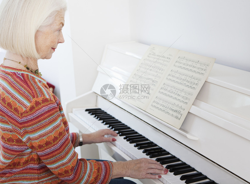弹钢琴的年老女性图片