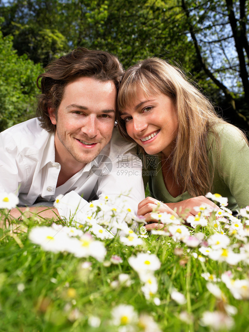 一对躺在草地上微笑的夫妇图片