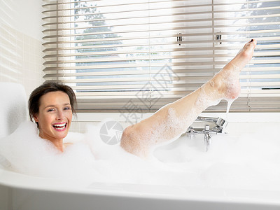 女人在浴缸里洗澡图片