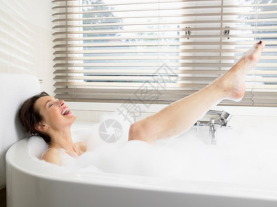 女人在浴缸里洗澡背景图片
