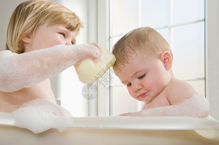 沐浴图片两个小朋友洗澡背景