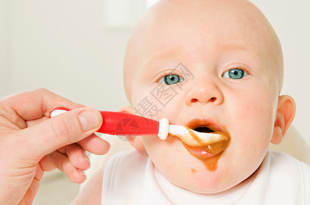 婴儿吃东西图片
