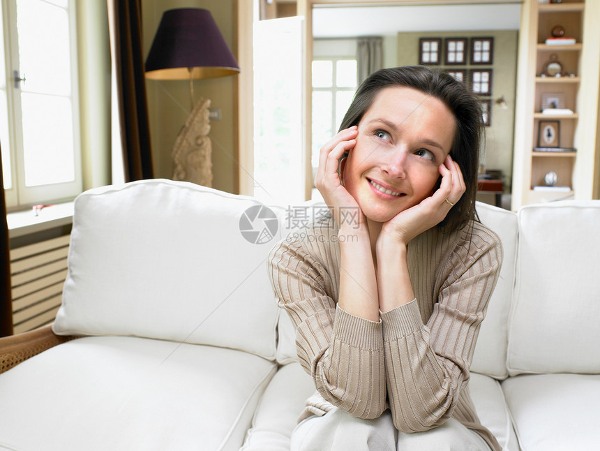坐在客厅沙发上的女人图片