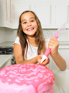 女孩做糖霜蛋糕图片