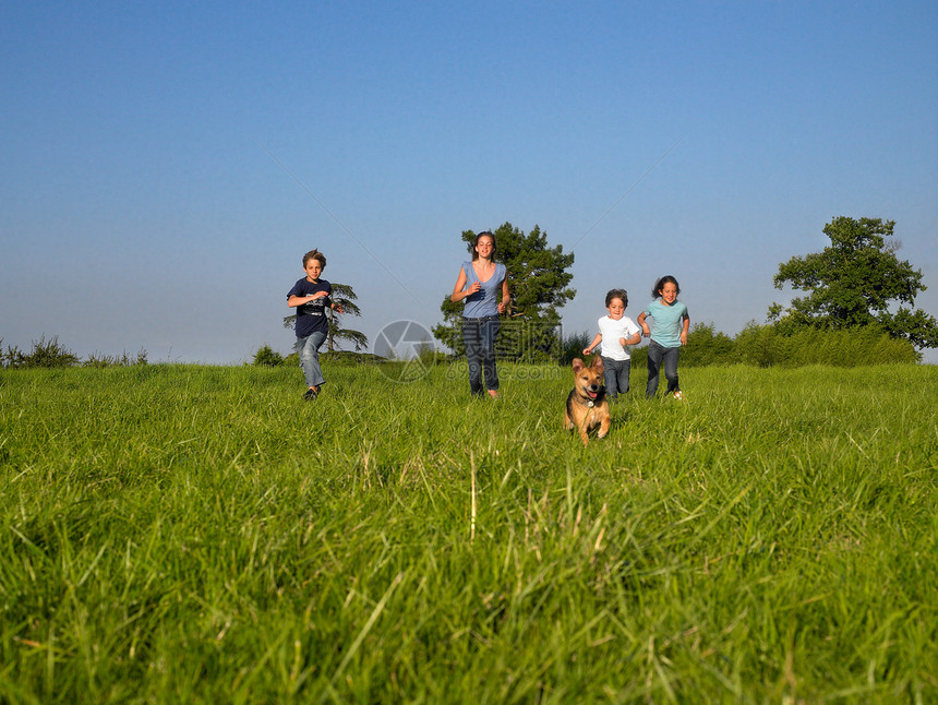 一群孩子在田里跑步图片
