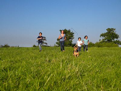 四个女人一群孩子在田里跑步背景