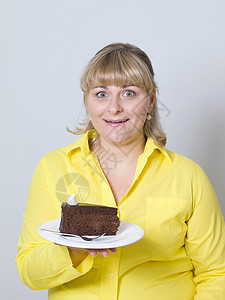 拿着一盘蛋糕的女人图片