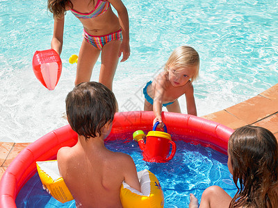 四个孩子在泳池玩耍图片