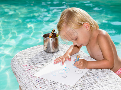 小男孩在水池边涂色图片