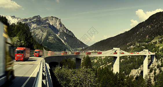 在山上的桥上行驶的卡车高清图片
