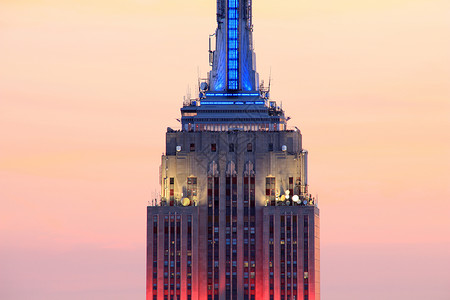 美国纽约黄昏帝国大厦特写城市的高清图片素材