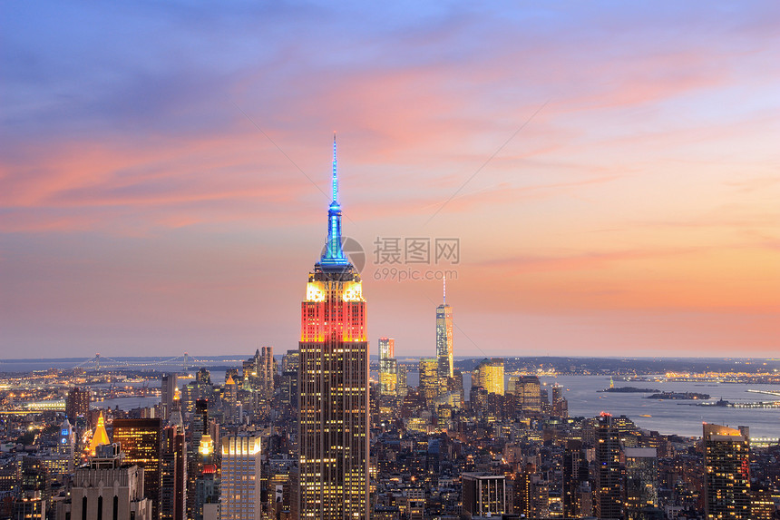 美国纽约黄昏时分曼哈顿天际线和帝国大厦的景色图片