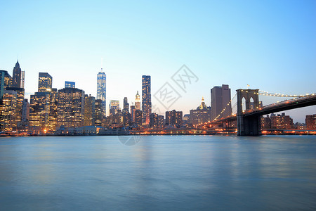 美国纽约黄昏时分曼哈顿下天际线和布鲁克林大桥美国文化高清图片素材