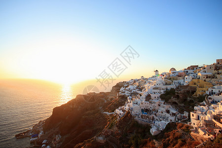 希腊塞克拉德斯群岛圣托里尼日落时的OIA镇高清图片