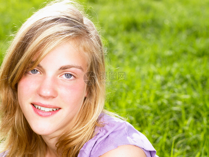 坐在田里的年轻女子图片