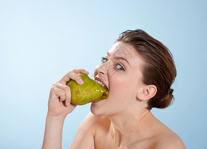 吃梨的女人图片