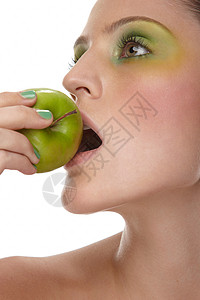 咬青苹果的女人图片