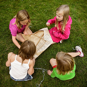 女孩们在草地上放风筝图片