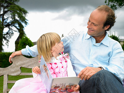 父女读书图片