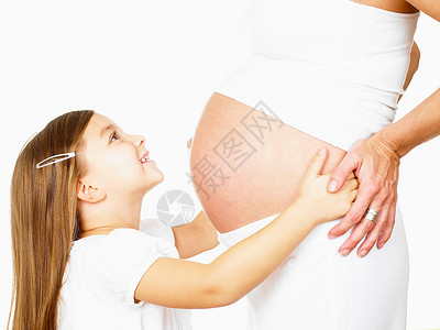 女孩抱着怀孕妈妈的肚子图片