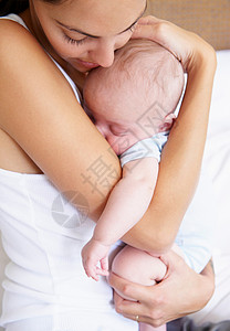 哺乳枕母亲抱着婴儿背景