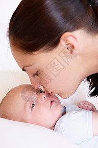 育婴素材亲吻婴儿的女人背景